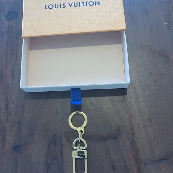 Louis Vuitton Gold and Key Holder - Picture 4 of 4